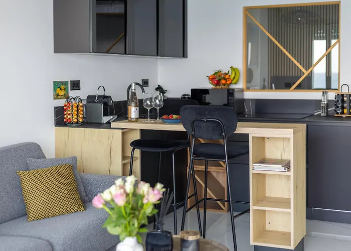 Le Pamela Front De Μεντόν