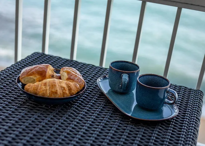 Le Pamela Front De * Μεντόν